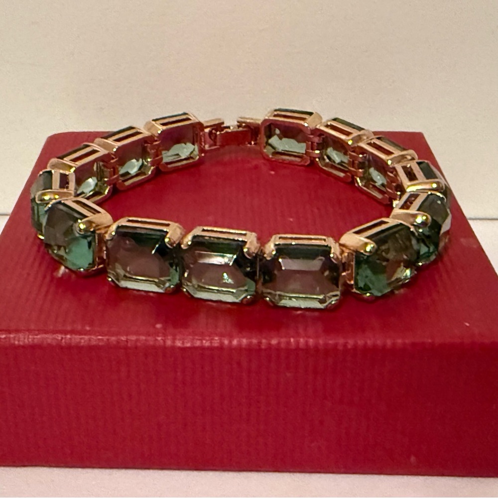 MONET BRACELET GREEN FACETED GLASS GOLD TONE SETTING 7.5” STUNNING - Picture 2 of 13